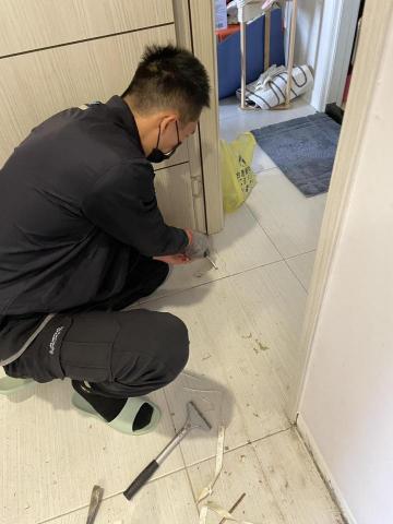 泉鋒工程行/黃鏵鋕 - 地板拆後除膠