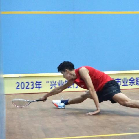 提供壁球服務的專家Bruce