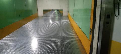 唐先生 - 新莊停車場，鐵板更換