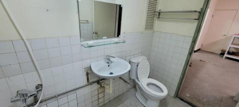 凱銓行 - 客人原地板與衛浴設備老舊更換新地板磁磚與新衛浴設備