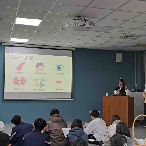 尹禮芳 - 高中擔任醫學研究社教學長，有多次上台授課經驗。