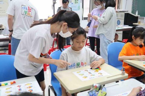 尹禮芳 - 台科大科展指導學生理解不同幾何圖形
