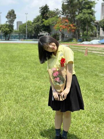 簡伯耘 - 畢業於景美女中