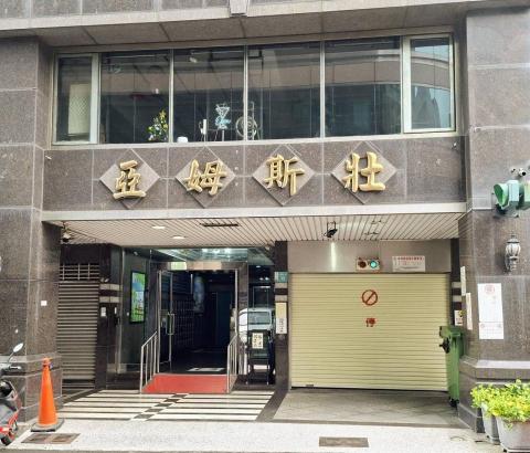 台南鑫傳地政士事務所(詹代書) - 大樓門口