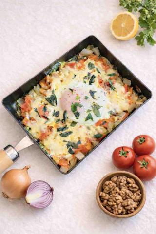 初心常在-Lena - 超簡單，快速上桌～這道一鍋到底的北非燉蛋（Shakshuka）以番茄、洋蔥、蒜頭與初榨橄欖油為底，搭配一顆雞蛋慢火悶煮3-5min，是兼具高纖、高蛋白與優質脂肪的蔬菜蛋料理主餐，適合作為控制體重、血糖與銀髮族的均衡主餐，可以單獨吃，或搭配主食如全麥麵包、地瓜、南瓜、玉米&hellip;