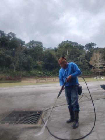 張民昌 - 高壓清洗機 洗地板