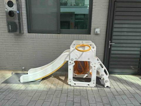 楊岱潔 - 門口溜滑梯