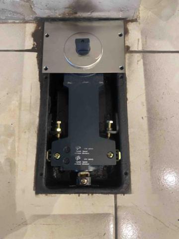 志維 個人工作室 - 板橋 玻璃門地絞鍊更換 完工圖