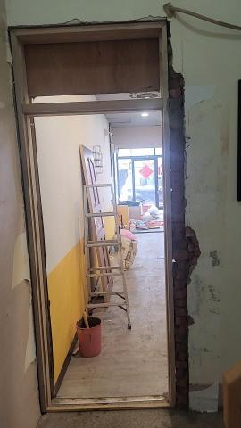 凱銓行 - 業主因搬物品需求在之前把門框打掉讓通道加大後來因租期到必需復原所以透過網路找本公司來幫他復原回來裝回門框組