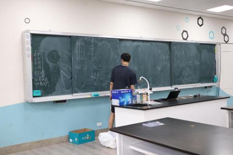 楊任勛 - 物理講師