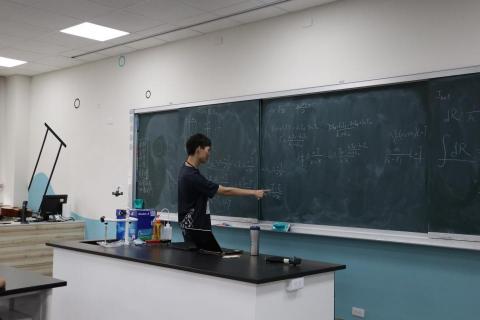 楊任勛 - 物理講師
