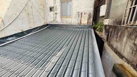 淳悅鐵件設計工程行 - 舊鐵皮上方覆蓋四合一白鐵琉璃鋼瓦，完工。