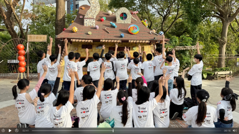 尋悠｜Stilllight Studio - 畢業紀念影片常見的問題易流於流水帳，在大量素材中，真正屬於「成長」的情緒反而被稀釋。

本作品面對超過 5,800餘件橫跨四年的影像素材，以「小學生活紀實」為核心，打破傳統時間軸，採用倒敘手法。由畢業旅行的歡樂瞬間出發，引領觀眾穿梭時空，回溯小三至小六的青澀歲月。透過影片與照片的交織，將四年的成長軌跡濃縮成一段輕快且動人的視覺旅程。