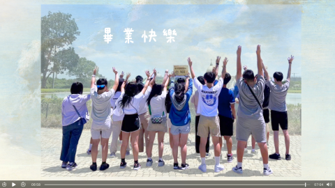 尋悠｜Stilllight Studio - 畢業照片型影片最常見的問題，照片數量龐大卻缺乏觀看節奏，容易淪為投影片輪播。

「將2800餘張靜態照片轉化為有溫度的動態故事」，特別採用「動態回憶書」，如同一本實體相冊在眼前徐徐翻動，針對每項活動進行獨家頁面設計，使大量照片得以被有節奏地觀看與記憶。每翻開一頁，就像走進一段時光隧道。風格定調為「溫馨感懷而不失校園活潑」，帶領觀眾重溫這三年的點滴，將零碎的照片轉化為永恆的畢業紀念。