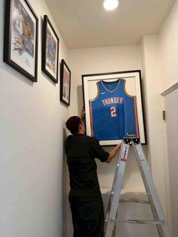 慶隆興專業裱框 - 球衣裱框施工安裝