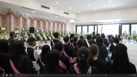 尋悠｜Stilllight Studio - 本案以「圓滿告別」為核心，詳實呈現生命旅程最後一哩的莊嚴過程。特別著重「流動的情感」與「完整紀錄」。透過流暢的敘事結構，保留親友最真摯的悼念與鞠躬道別的瞬間，並以剪輯策略引導情緒，為家屬留下具情感溫度的永恆追思。影片不追求快速完成的觀看體驗，而是為家屬留下一段能被反覆回看、仍然感到被尊重與溫柔安放的最後告別。