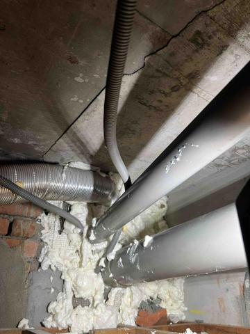 傑出專業除蟲工作室-專業除白蟻服務 - 管道間使用鐵網封堵讓鼠無法在入侵住家天花板