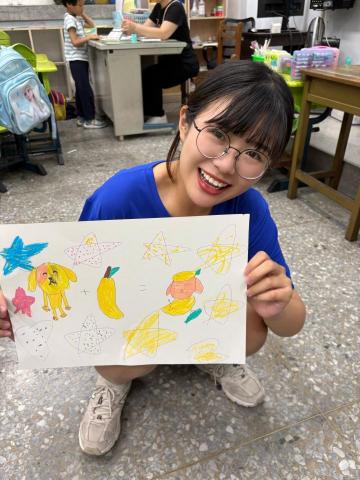 黃郁宸 - 與學生作品合照