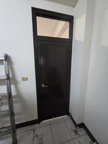 脩 - 更換被白蟻侵蝕的門