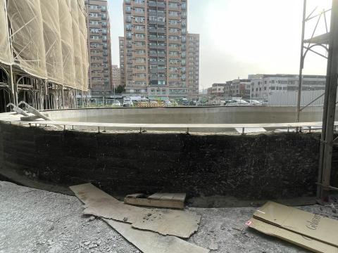 許庭溢 - 游泳池鐵片底部灌漿嵌縫（施作前）