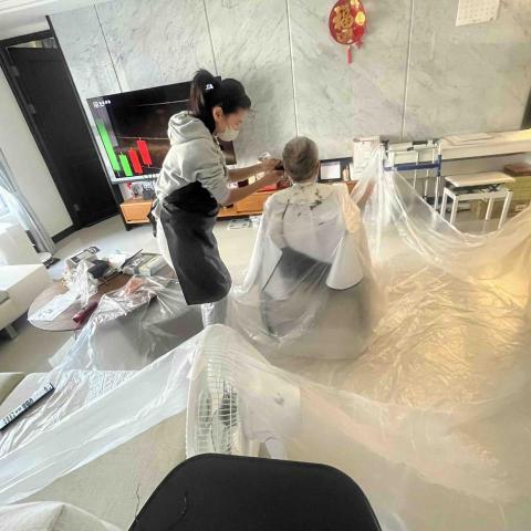 髮現真我 - 淡水到府照護理髮專家 - 不只是剪髮，更是一份對長輩的尊重，自備 4x4 米防護系統，保證環境一塵不染。