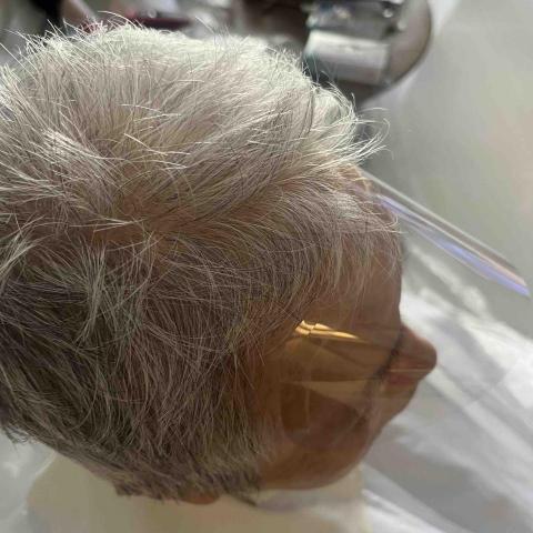 髮現真我 - 淡水到府照護理髮專家 - 額頭專用透明擋片，擋片能有效阻隔髮屑飛散到臉部中心，避免呼吸道刺激