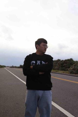 提供高雄衝浪教學服務的專家呂志群➡️高師數學研究所⬅️