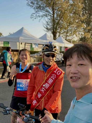 陳汶佇 - 2026 矽品路跑 與前導車合照