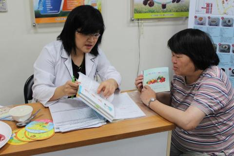 鍾明臻 - 糖尿病門診個別化營養衛教，依病況與生活型態進行飲食調整與血糖管理指導。
