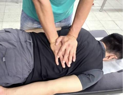 阿羅 - 背部穴位/肌肉推拿放鬆調理。