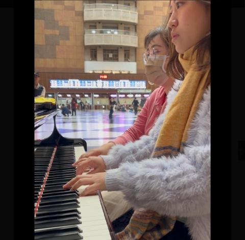 Miss Lin 音樂老師 - 2025/12北車快閃祈福平安聖誕節聖歌鋼琴四手連彈