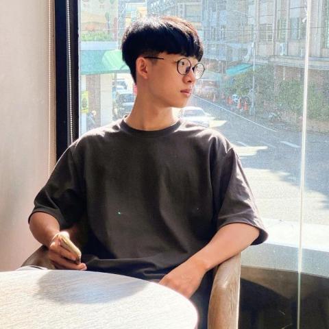 提供Shopify Wix Shopline架站服務的專家林士堯