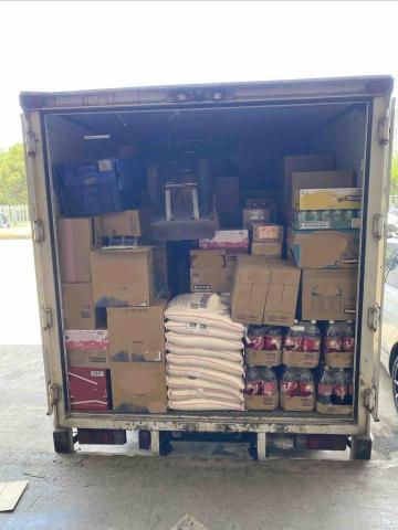 煒哲個人貨運 - 載了整車的酒水飲料（純手工的）