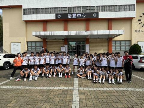 周雨玲 - 除了個人教學以外也有在彰化高商排球隊擔任球隊排球教練，男女排都有帶，這是今年參加乙組聯賽的照片