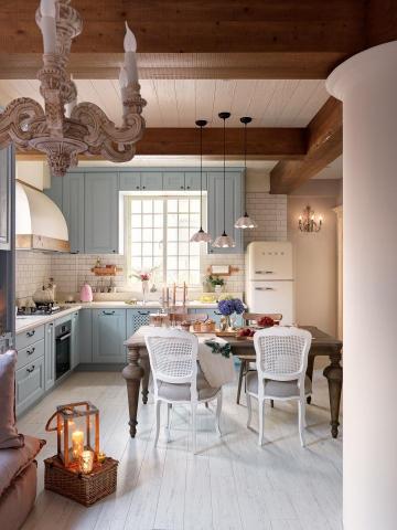 Melody Interior Design - 【南法鄉村風】把普羅旺斯的溫柔晨光，帶進妳的餐廚時光
在這個案子中，我們試圖重現南法鄉村那種慵懶而優雅的生活步調。
抬頭可見的木質橫樑，還原了歐式古堡的樸實結構；特調的莫蘭迪粉藍色櫥櫃，與復古的 SMEG 冰箱相互呼應，為空間注入了一抹清新的法式氣息。當陽光透過格子窗灑落在仿舊餐桌與古典吊燈上，每一次用餐，都像是在國外度假般愜意。
這不只是一個廚房，而是凝聚家人情感、充滿溫度的生活場景。#鄉村風