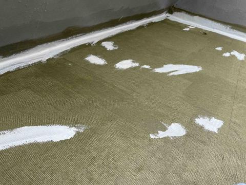 王君達 - 楊梅區｜露台防水翻修工程（彈性防水塗層）
細節補強（透過補強處理，使貼網區與整體防水層連成一體，避免形成防水弱點。）