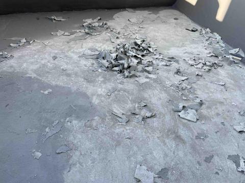 王君達 - 楊梅區｜露台防水翻修工程（彈性防水塗層）
素地清潔（刨除舊有漆面）