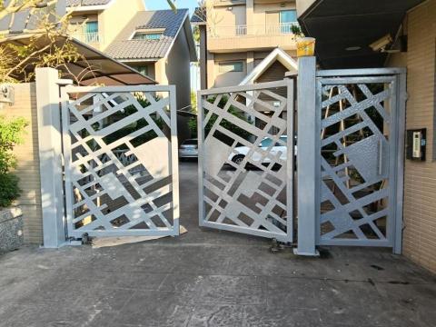 羽和企業社 - 社區大門上漆