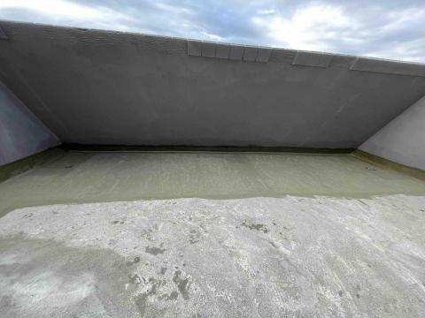 王君達 - 楊梅區｜露台防水翻修工程（彈性防水塗層）
防水貼網+第一道中塗（平面處貼網加強）
