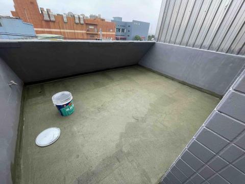 王君達 - 楊梅區｜露台防水翻修工程（彈性防水塗層）
防水貼網+第一道中塗完成面