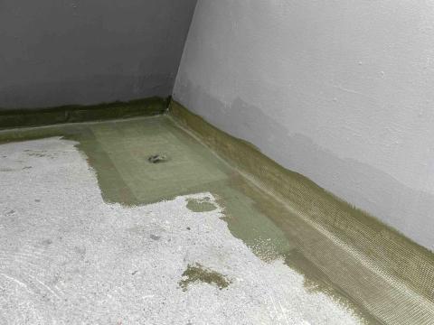 王君達 - 楊梅區｜露台防水翻修工程（彈性防水塗層）
防水貼網+第一道中塗（R角，管線等防水弱點先行貼網)