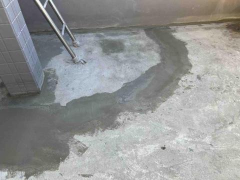 王君達 - 楊梅區｜露台防水翻修工程（彈性防水塗層）
素地整平（水泥砂漿補裂縫，低窪處）