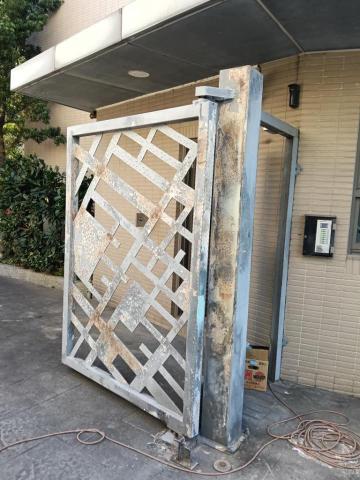 羽和企業社 - 社區大門上漆