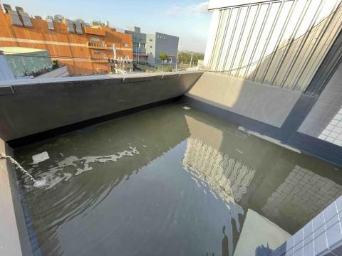 王君達 - 楊梅區｜露台防水翻修工程（彈性防水塗層）
放水測試48H
因為後續有磁磚覆蓋，所以面漆只施作牆角