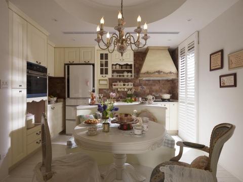 Melody Interior Design - 空間界定： 利用「圓形天花板」與對應的圓桌，在開放空間中隱形劃分出獨立的用餐區，視覺挑高又大器。
&bull; 材質對話： 復古磁磚，對比細膩的奶油色線板櫥櫃，展現鄉村風獨有的混搭美學。
&bull; 機能美學： 規劃中島臥榻式座椅（卡座），增加了收納空間，也讓動線更加流暢。
打造一個不僅好看，更耐住的家。