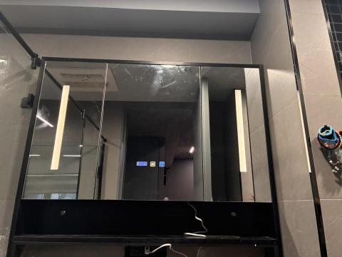 周文翔 - 鏡櫃上牆安裝及接電