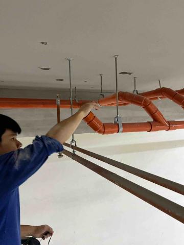 麒程水電工程行 - 吊管施作工程