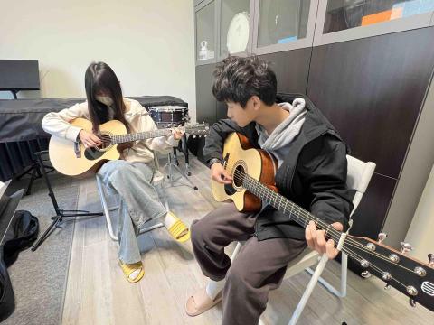 吳聖譯(入門/伴奏/彈唱/技巧/樂理 線上/實體吉他教學） - 