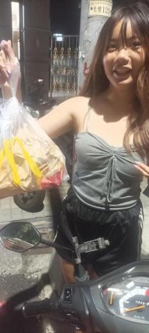 謝旺霖 - 代送食物至客戶的朋友