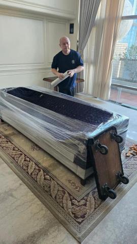 高文郁 - 家具伸縮套包好在加膠膜捆綁